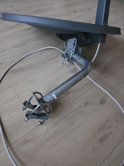 Talerz satelitarny z konwerterem i uchwytem