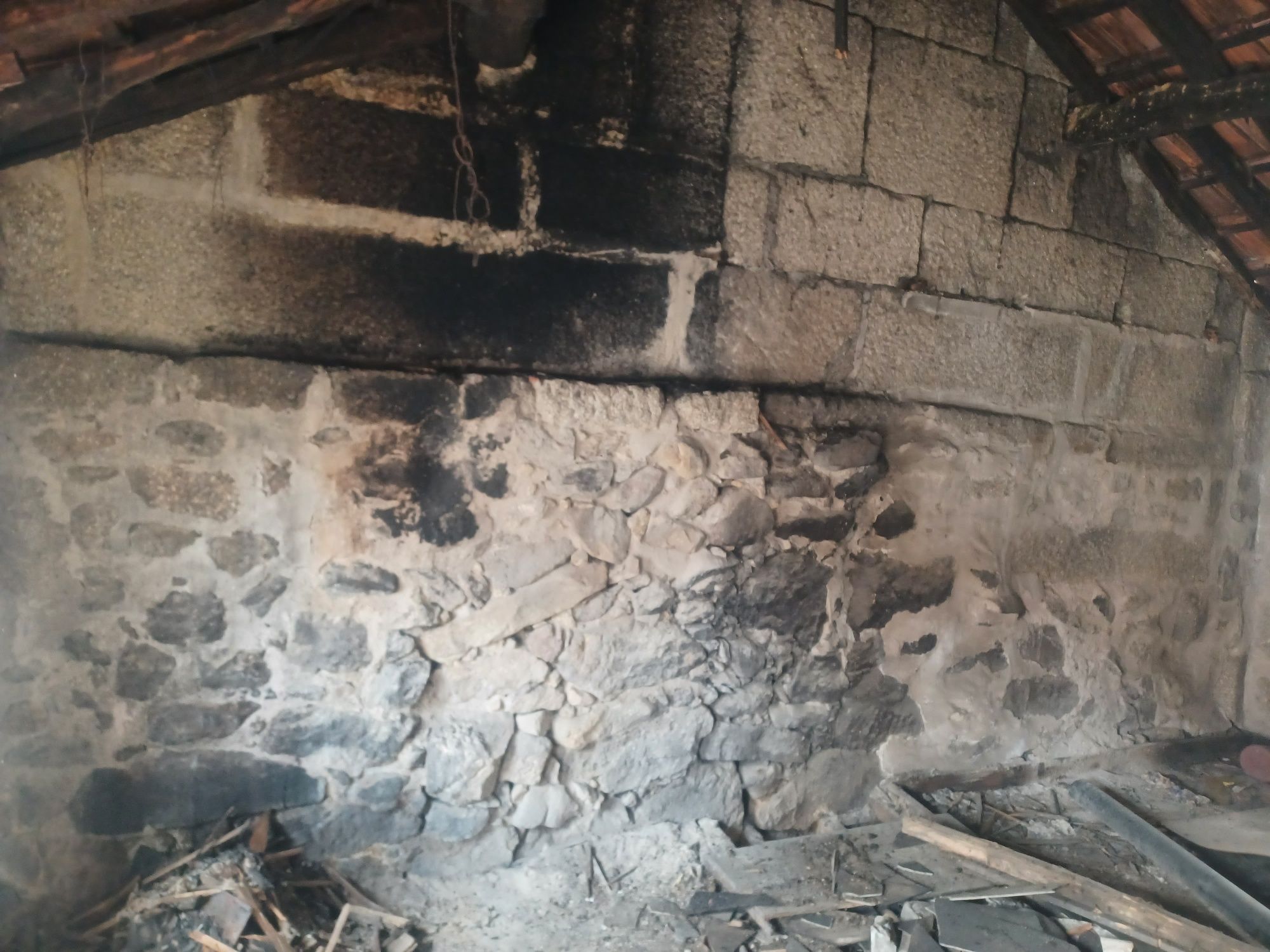 Pequena Casa para Reconstruir