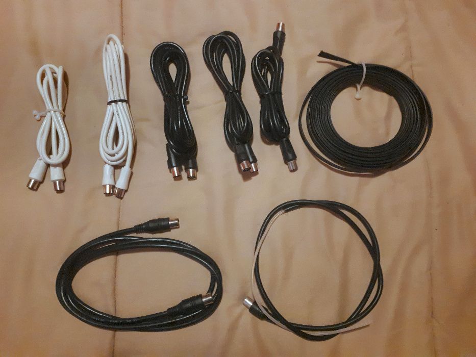 Lote de cabos, fichas e acessórios TV/Radio