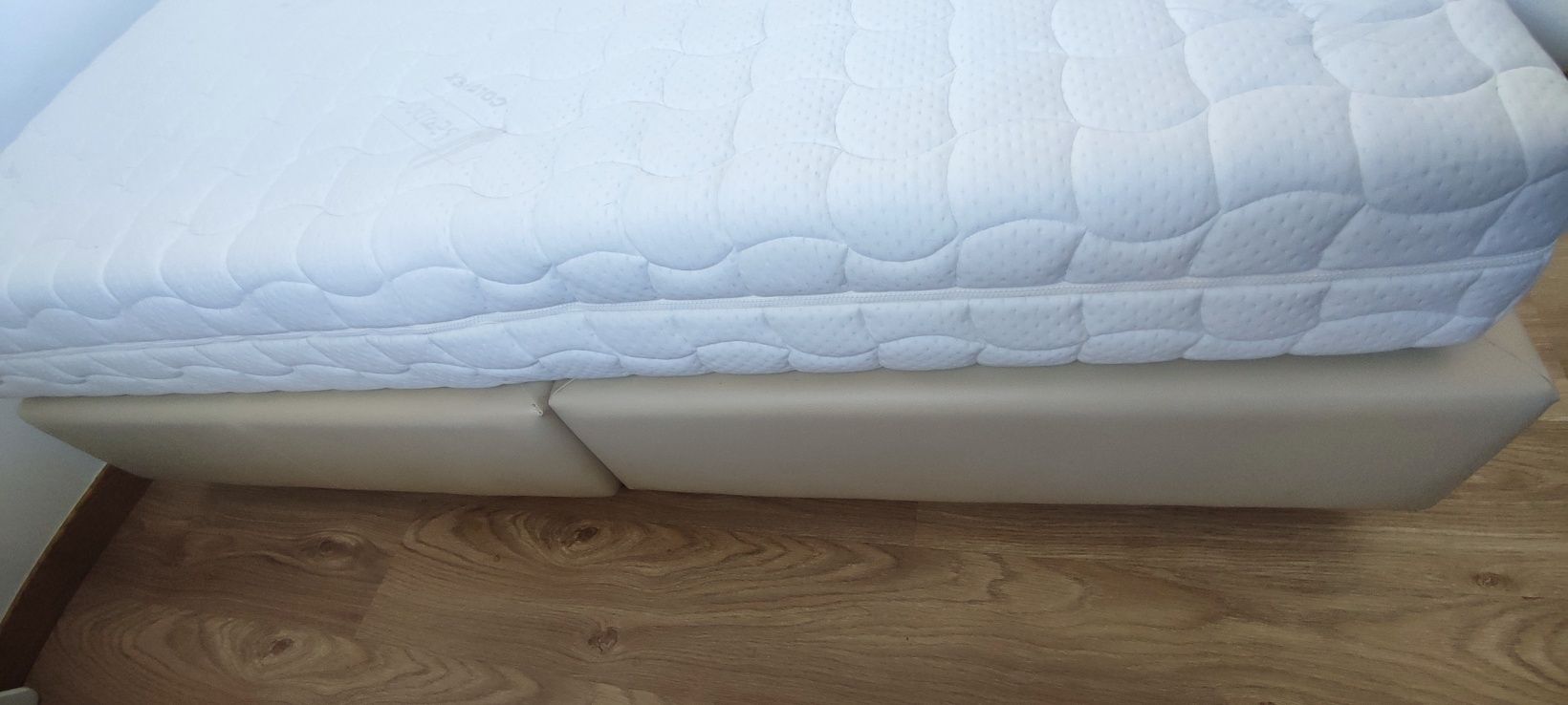Base de cama estofada em pele sintética