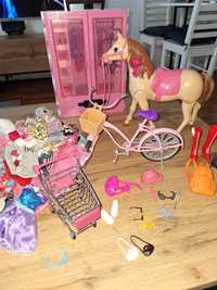 Zestaw dla Barbie- szafa, kosz na zakupy, rower,ubrania, koń
