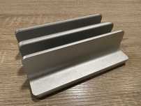 Srebrna aluminiowa regulowana podstawka biurkowa na laptop i tablet