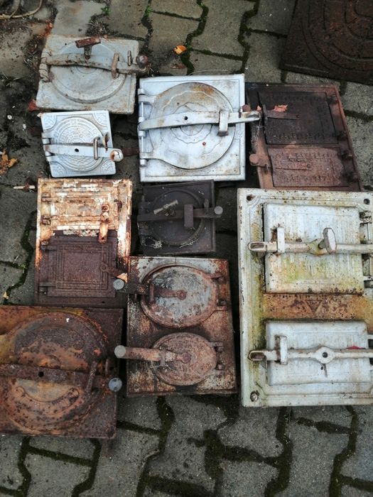 Stare żeliwne drzwiczki