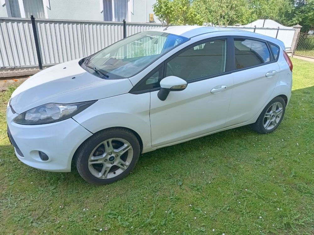 Ford fiesta 2009 р біла , на ходу , вам не треба іі ремонтувати