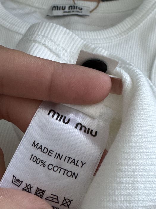 Белая майка в рубчик с дырками miu miu