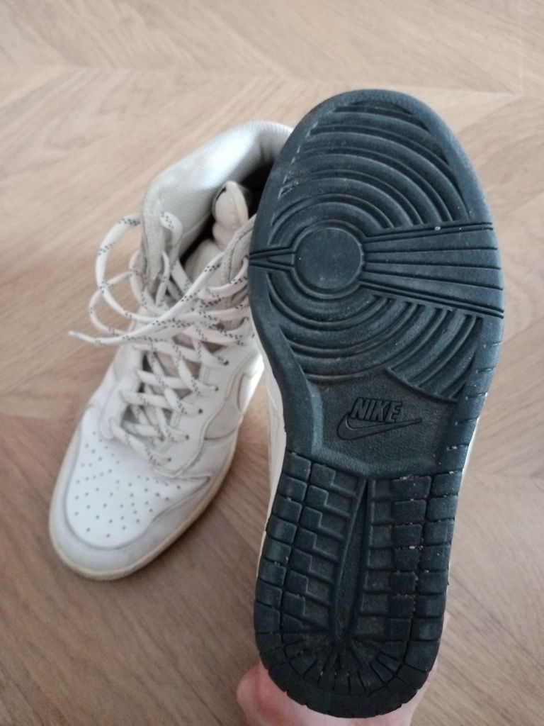 Buty sportowe na koturnie Nike białe