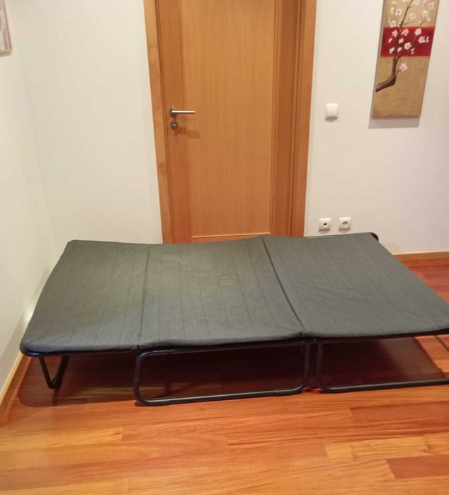 Sofá-Cama Dobrável com Estrutura Metálica – Compacto e Elegante!