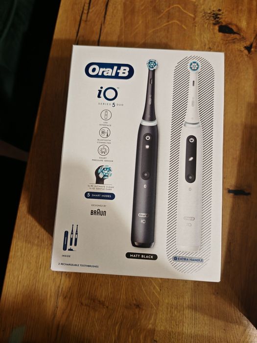 Szczoteczka elektryczna Oral-B iO Series 5 Matt Black + Quite White
1