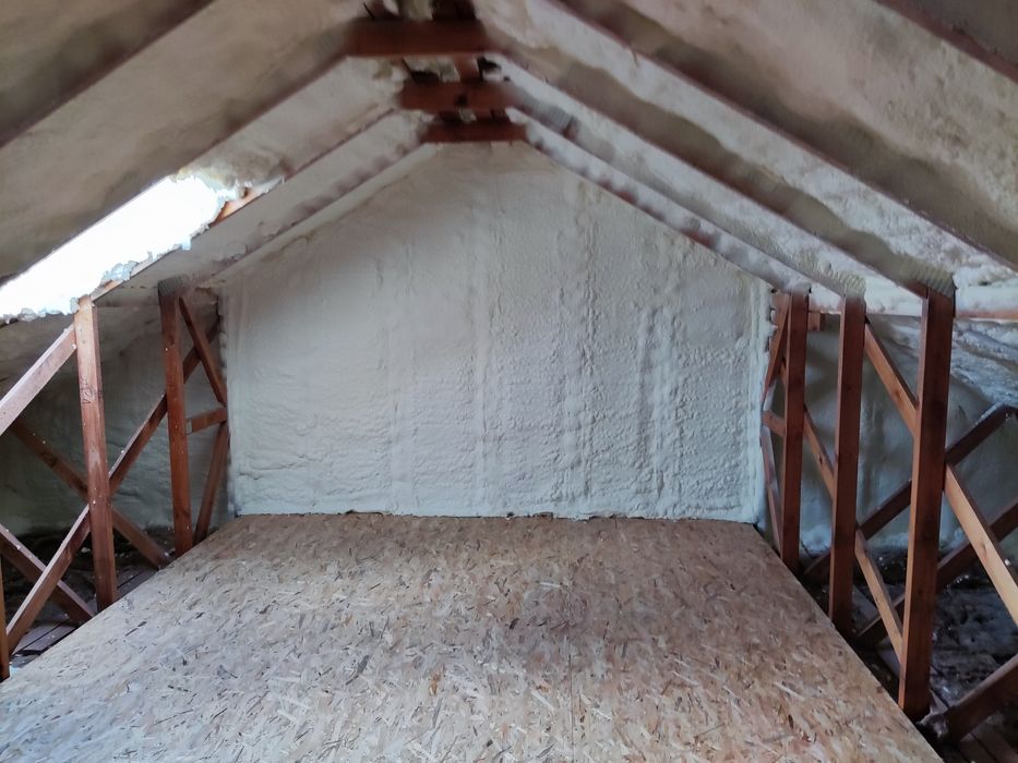 Ocieplanie pianką PUR Dachu - izolacje natryskowe poddasza pianą