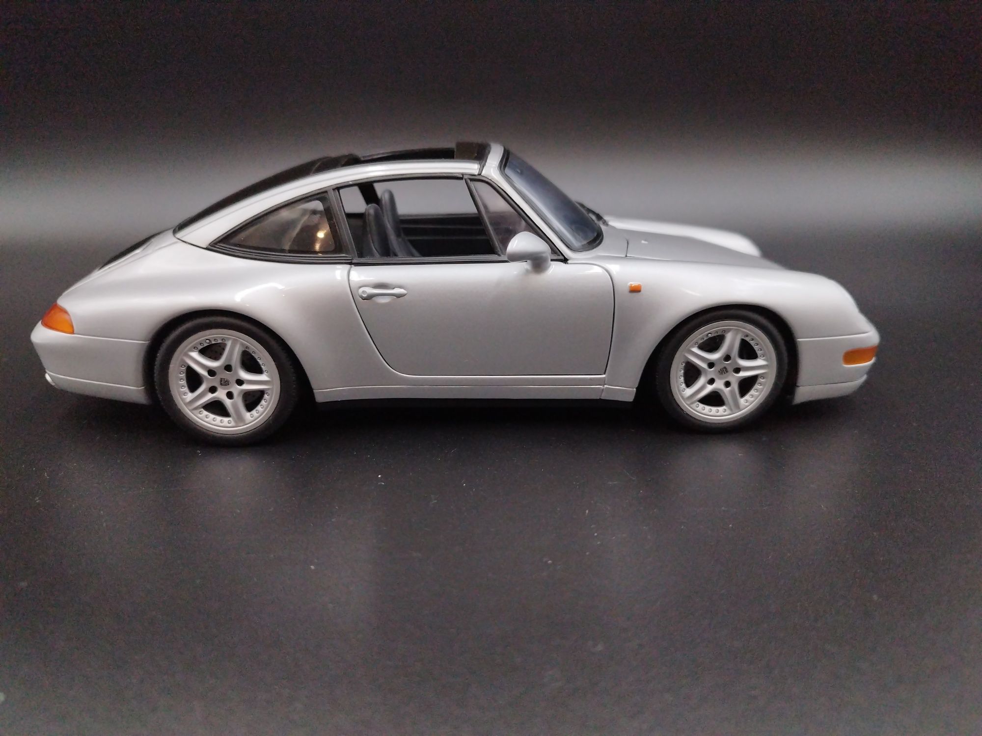 1:18 UT Models Porsche 911 (933) Targa  model używany