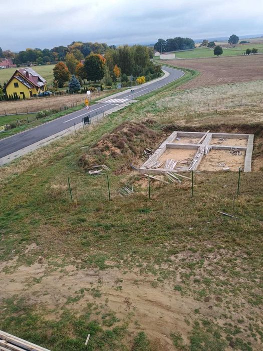 Działka budowlana z projektem i fundamentami w Obiszowie.