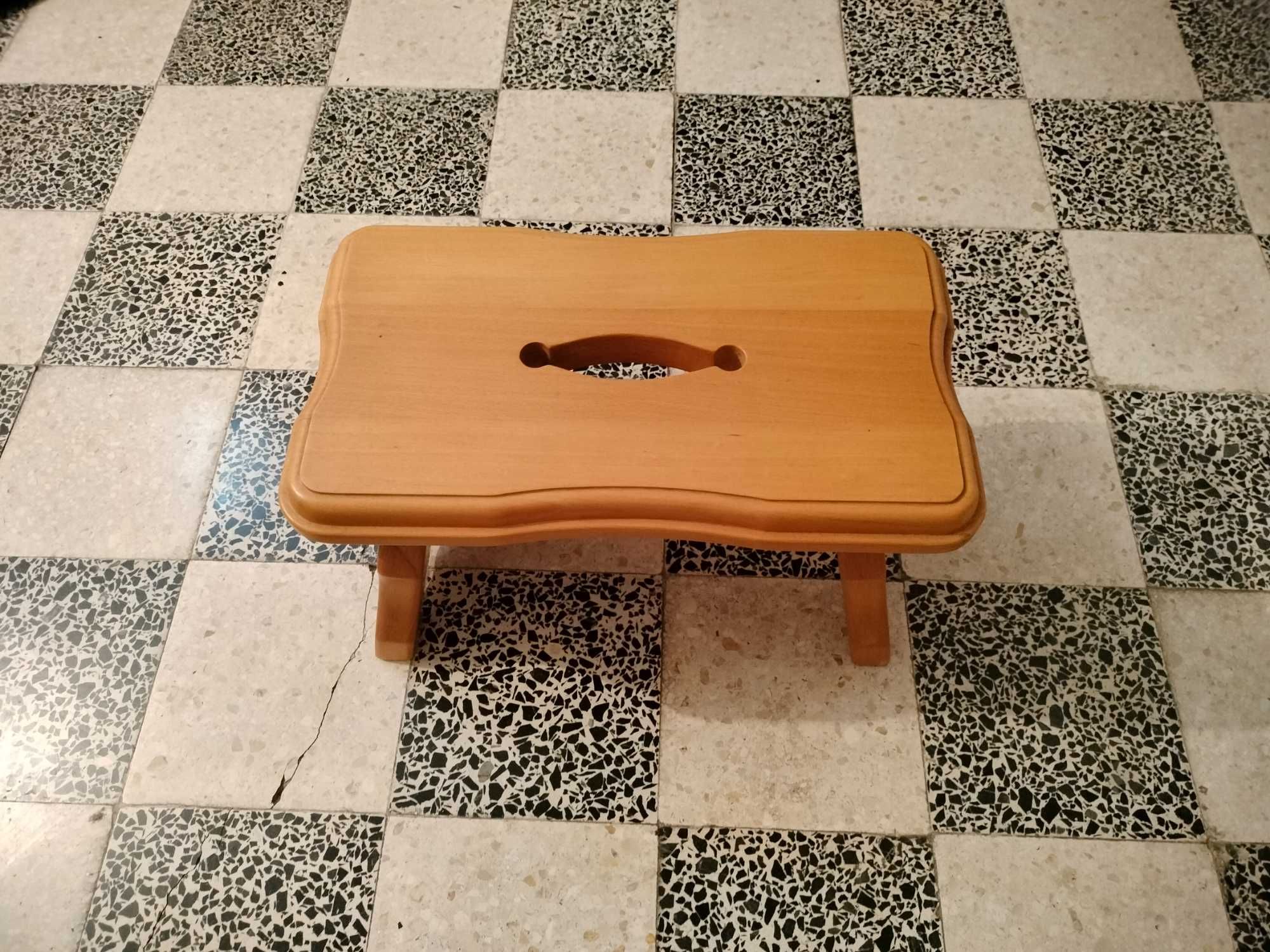 Elegante Banco pequeno em Madeira Maciça