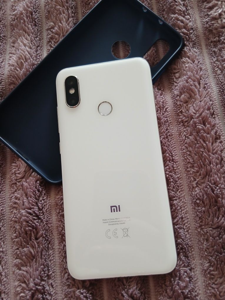 Телефон Xiaomi MI8