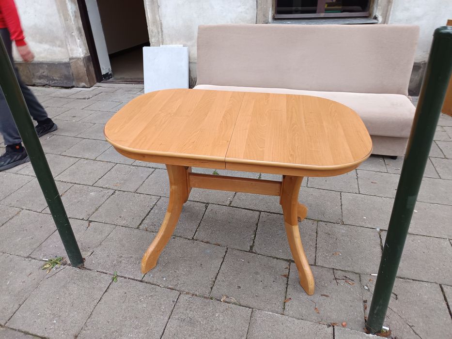 Owalny stół rozkladany