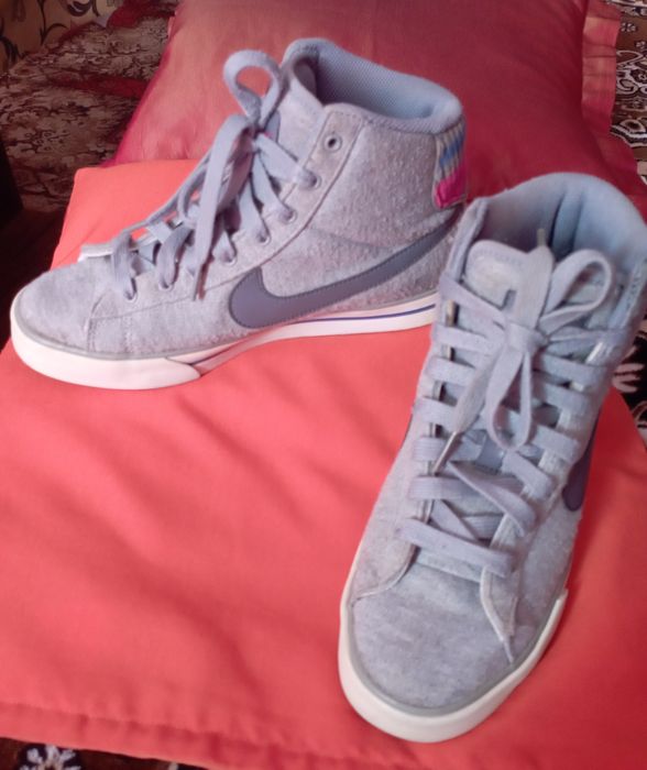 Кеди фірми Nike сірого кольору