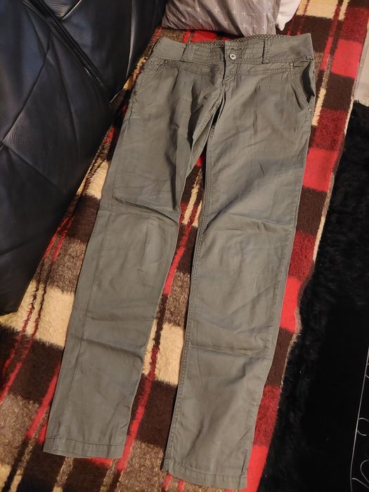 Bawełniane, oliwkowe, lekkie i wygodne chinosy