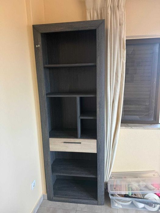 Estante em MDF com uma gaveta