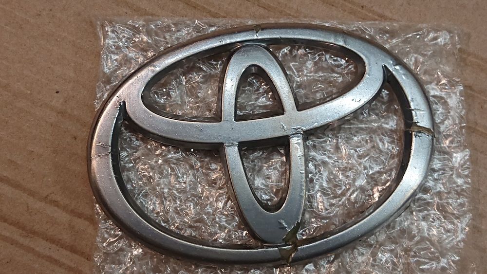 Шильдик на Тойоту.
Клеен. 
Смотрите фото. 
Может кому то пригодится.