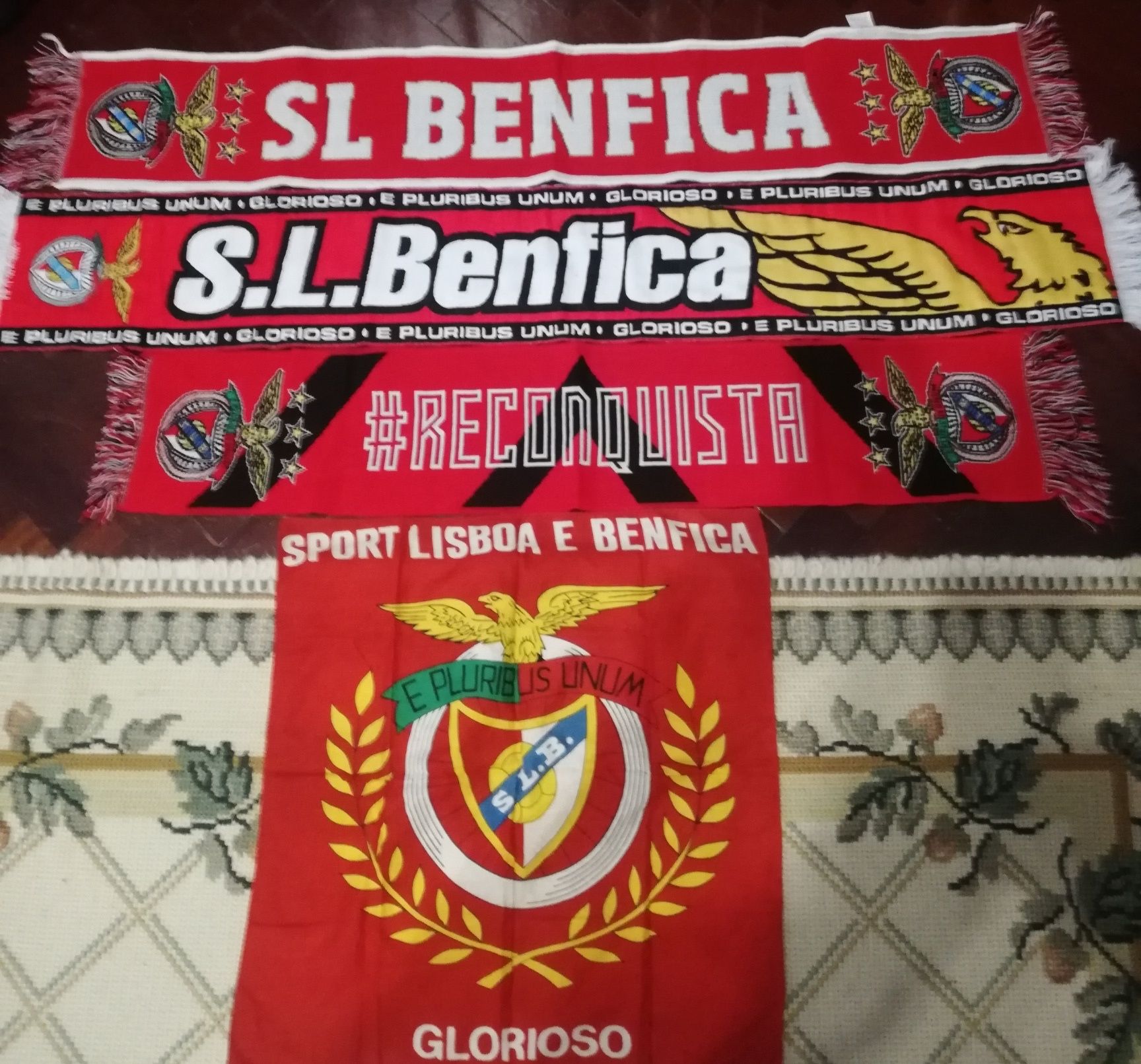 3 caschecois e  um lenço do Benfica