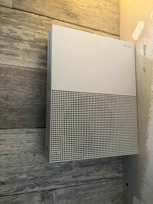 Xbox one s z padem i okablowaniem