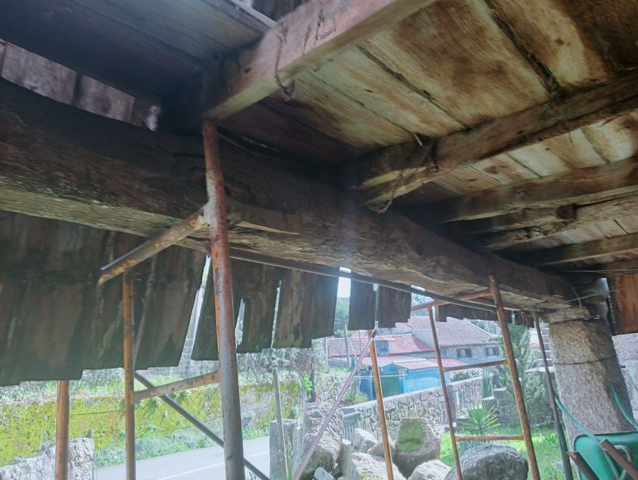 Viga de madeira 7m de comprimento.