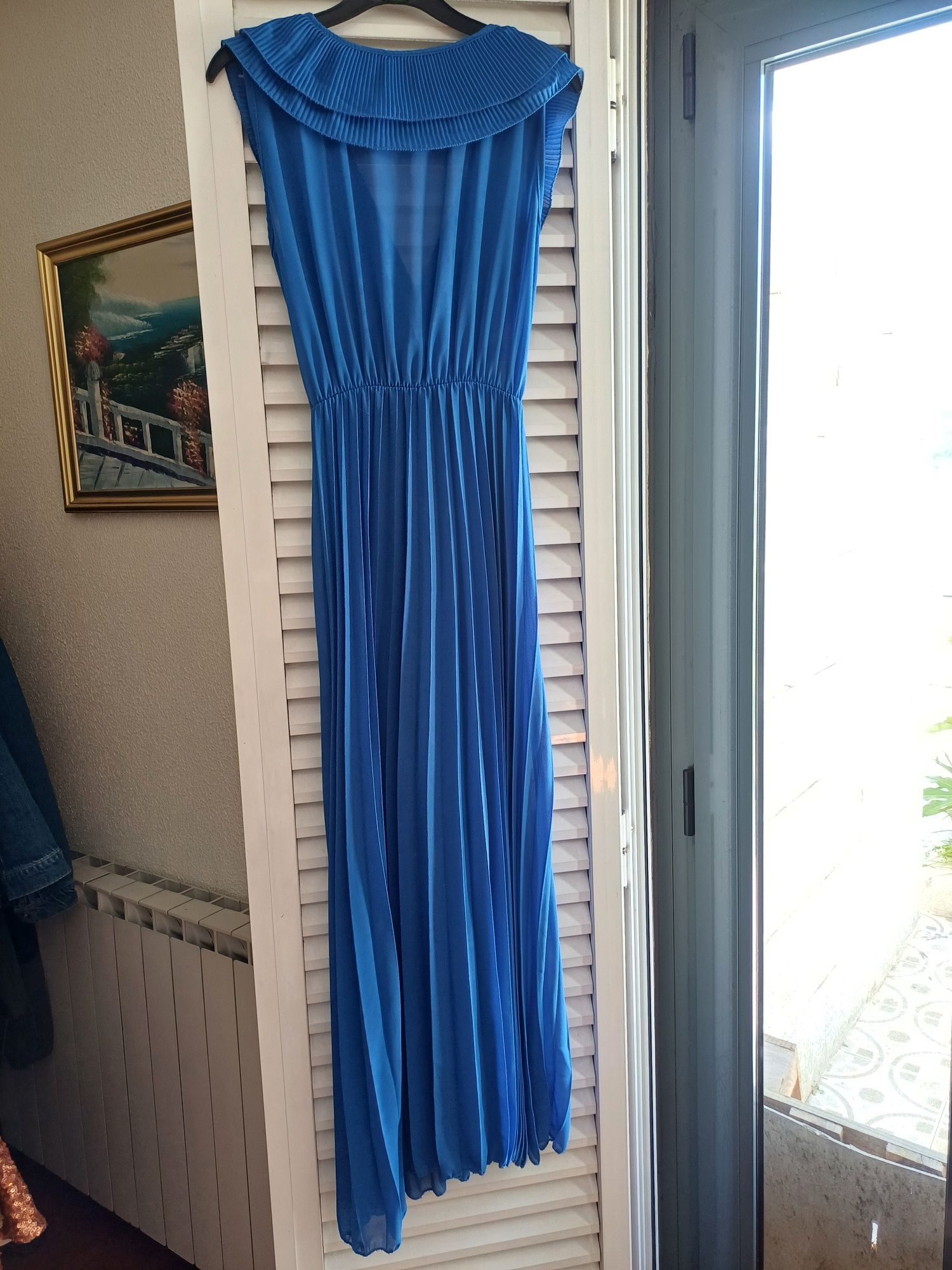 Vestido azul com saia plissada