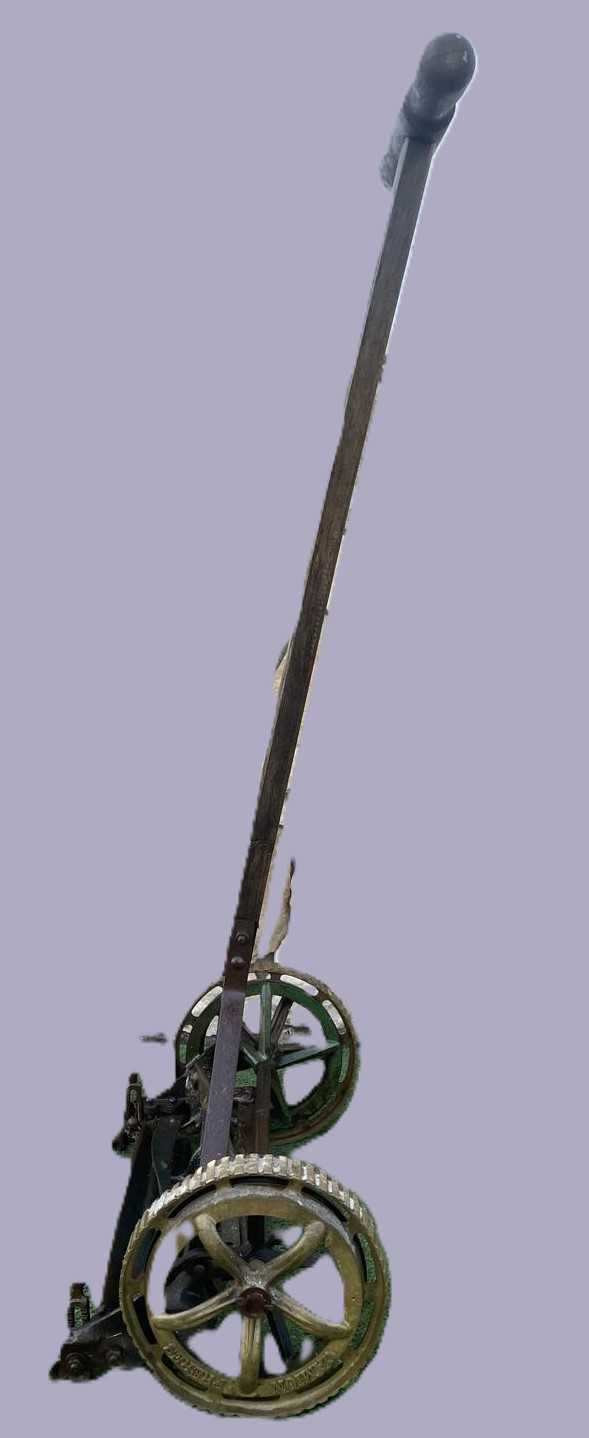 Maquina de cortar relva antiga, manual, operacional