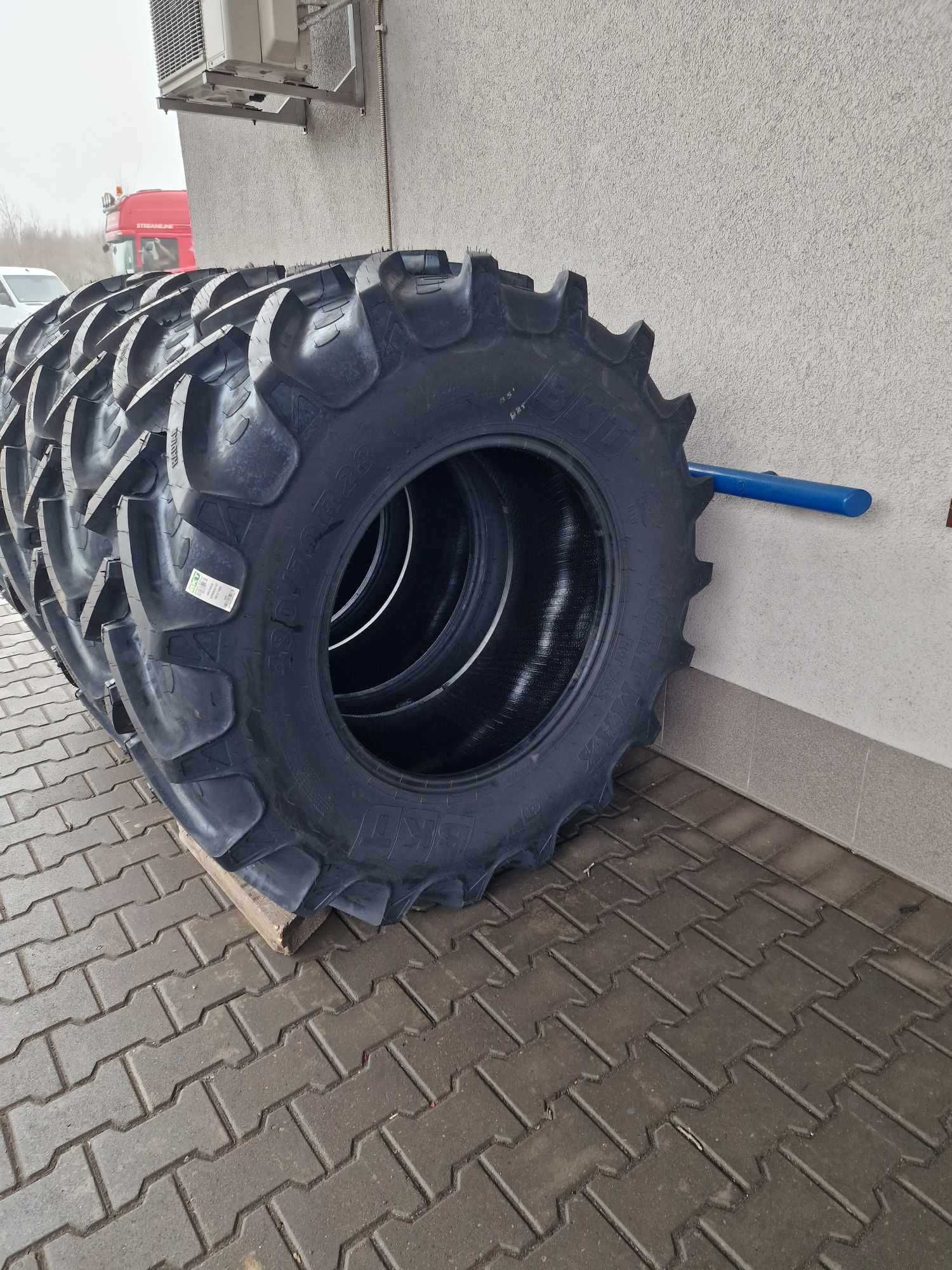 Opony 480/70r28 BKT AGRI MAX RT 765  580/70r38