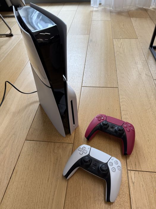 PlayStation 5 (1TB, wersja z napędem) + 2 pady • Stan idealny