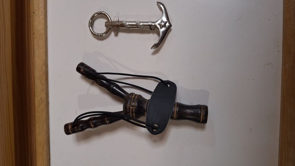 Топоріки , рогатка, штопор