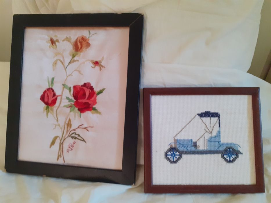 Quadros com molduras e gravuras