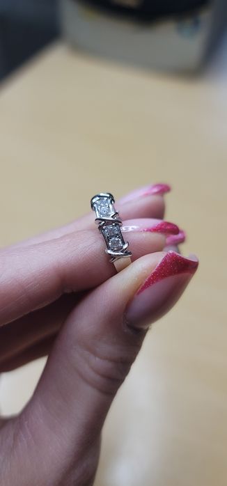 Золота каблучка з фіанітами у стилі Tiffany