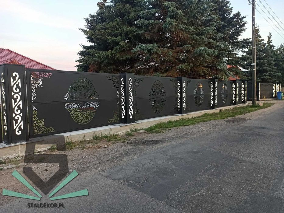 Brama przesuwna 5x1,5m wycinana laserowo CNC panelowa.  Corten.