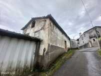 Moradia T6, com garagem e logradouro para remodelar localizada em C...