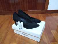 Sapatos salto alto preto com etiqueta