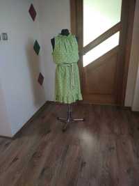 Zielona sukienka w groszki