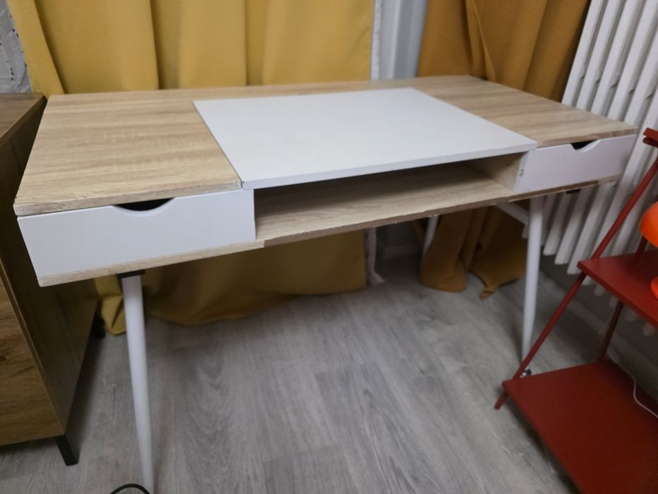 Biurko jysk białe i jasne drewno praktyczne