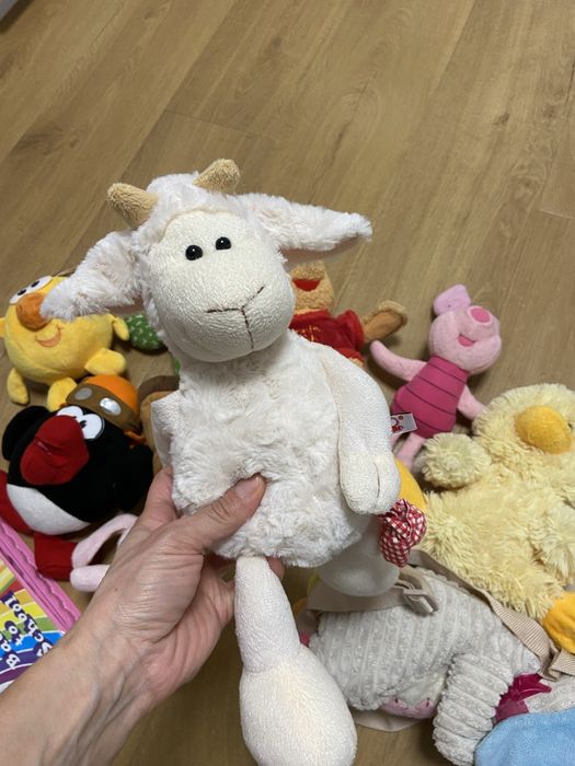 Мягкие игрушки и набор карандашей