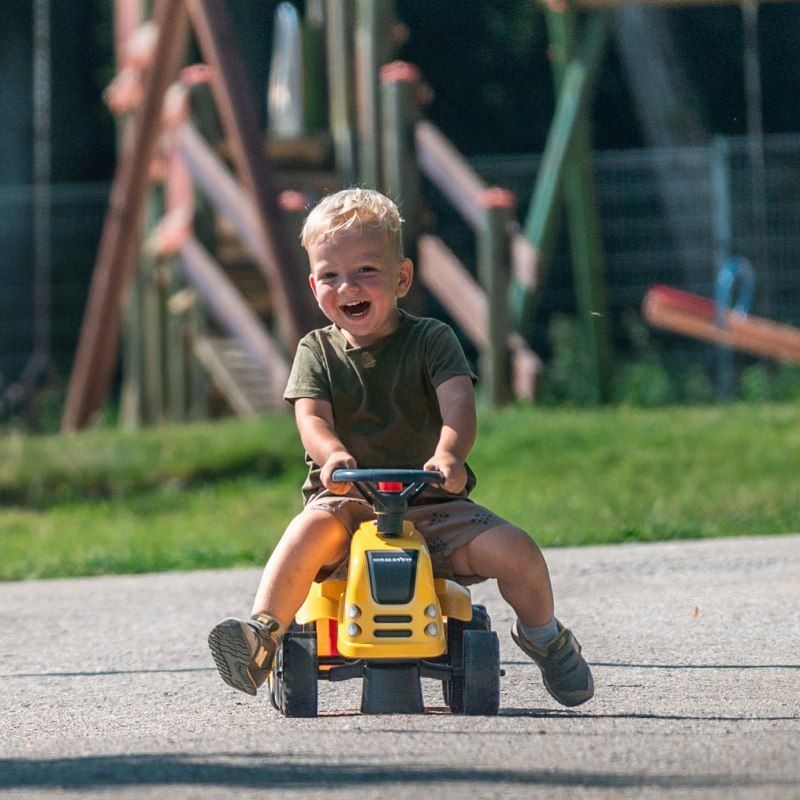 FALK Traktorek Baby Komatsu Żółty z Przyczepką + akc. od 1 roku