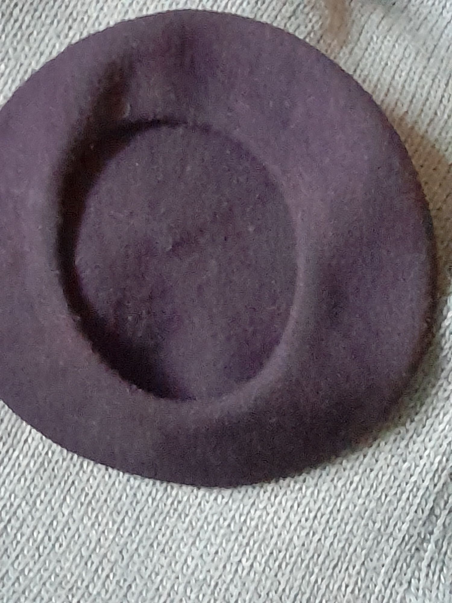 Beret z pomponem
