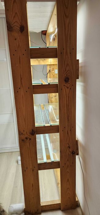 Дерев"яний стелаж з скляними полицями, лед стрічки