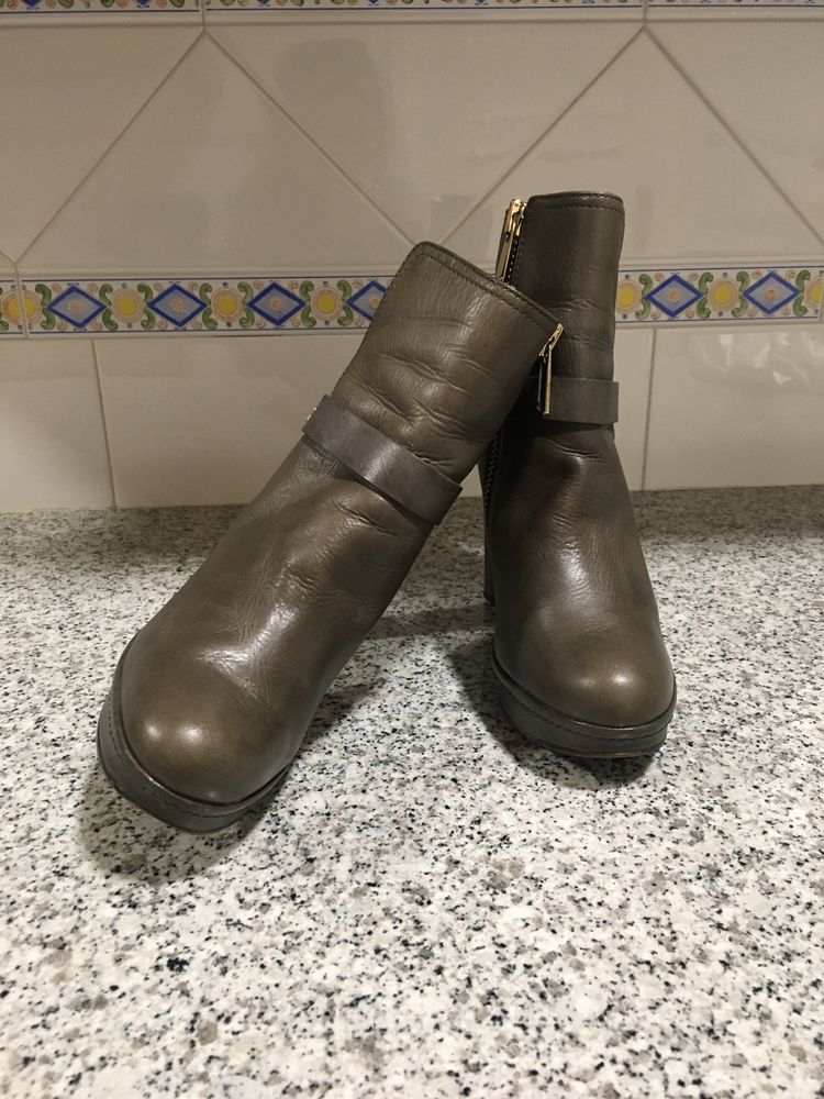 Botins cinzentos da Furla