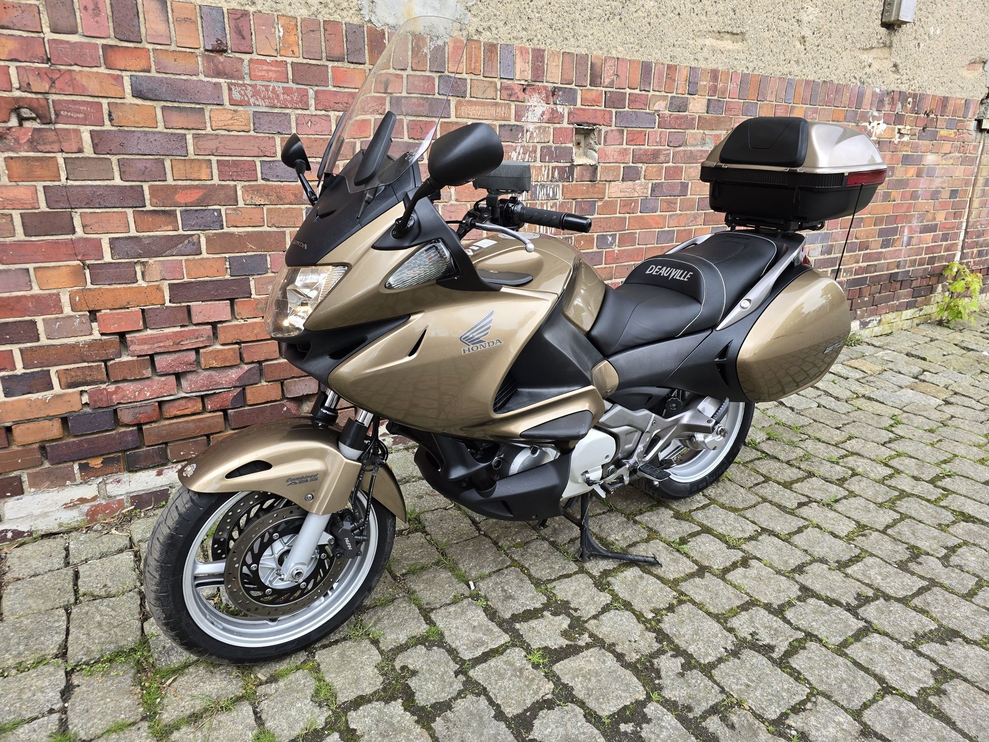 Honda NTV 700 Deauville. 2006r. Kufer // radio // ABS