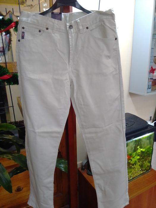 Мужские джинсы бежевого цвета.