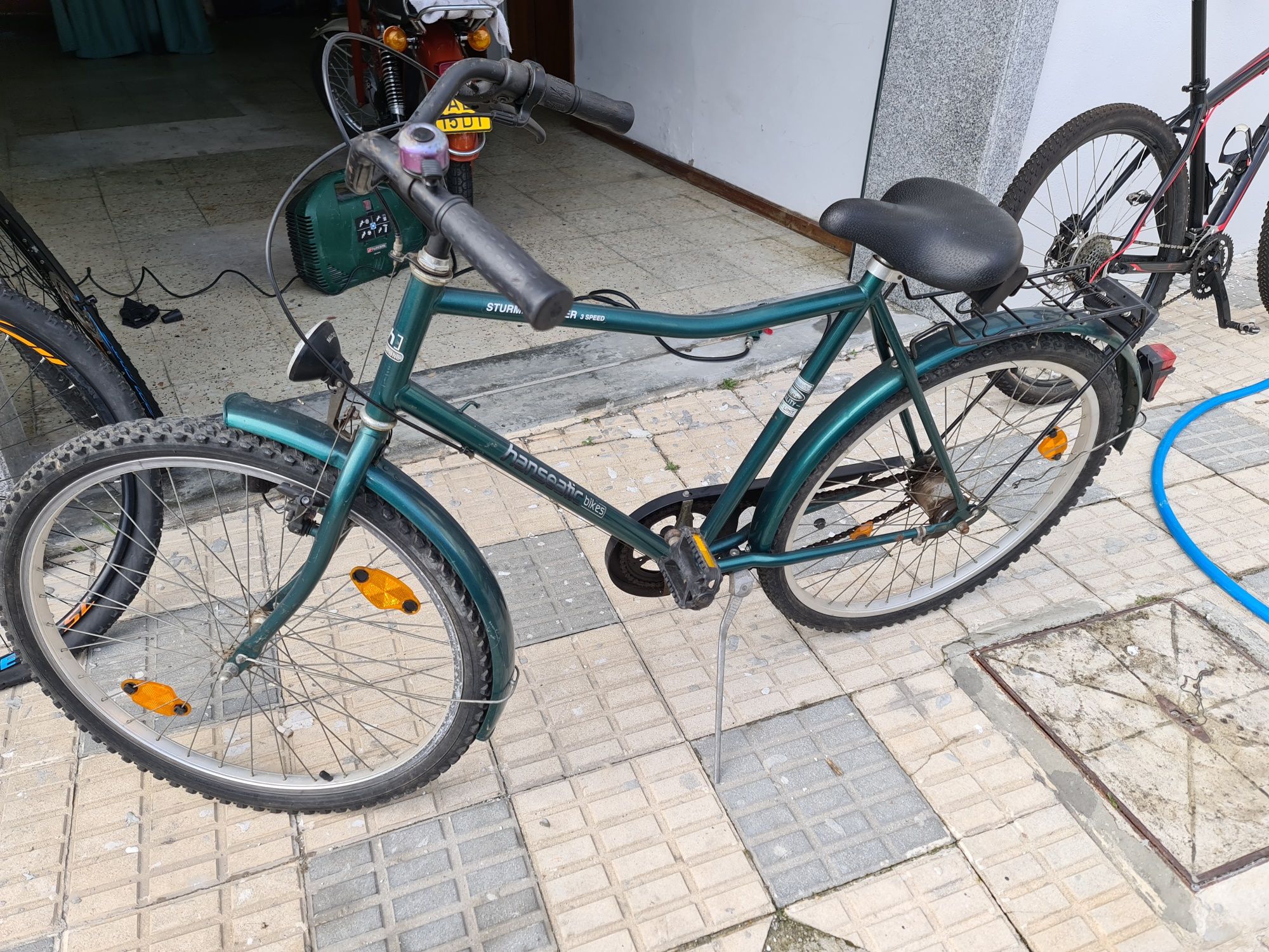 Bicicleta antiga[ ler a descrição)