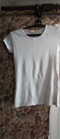 Базова біла футболка на розмір 42-44 в ідеальному стані