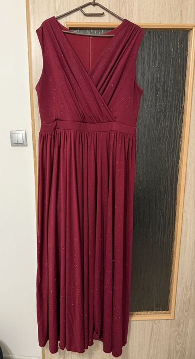 Brokatowa burgundowa sukienka weselna maxi plus size bez rękawów