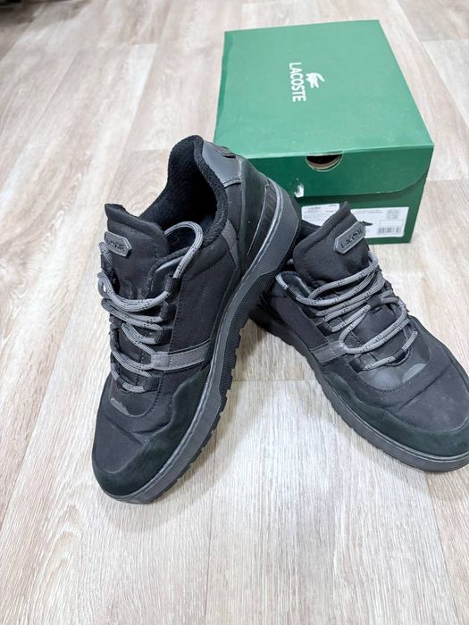 Зимові кросівки Lacoste.