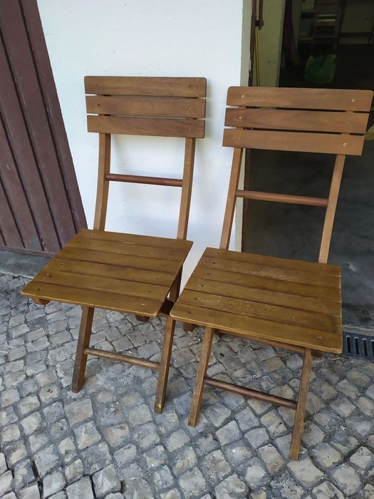 Mesa quadrada e duas cadeiras