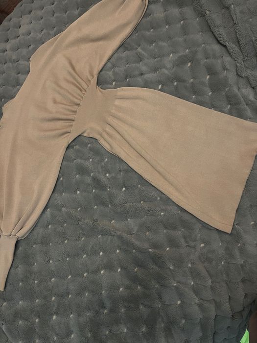 Плаття Вʼязане в рубчик. Виділяє талію